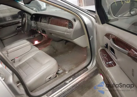 2001 Lincoln Town Car Executive z USA, uszkodzony, nr VIN 1LNHM81W01Y665049